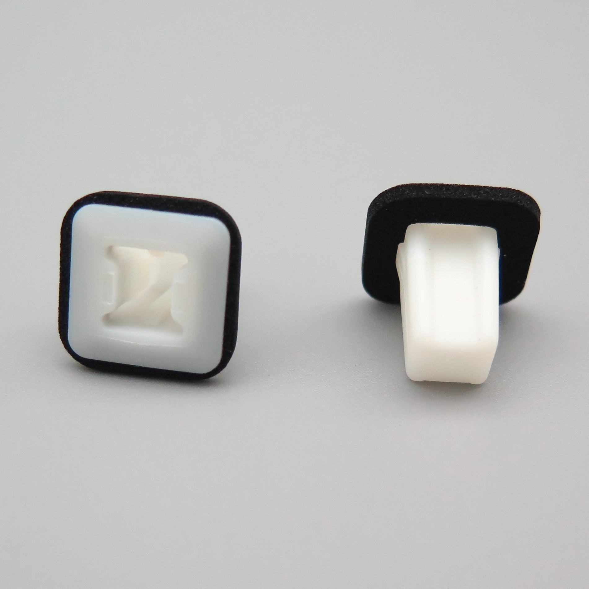 White Insert Retainer Clip with Washer - image 3