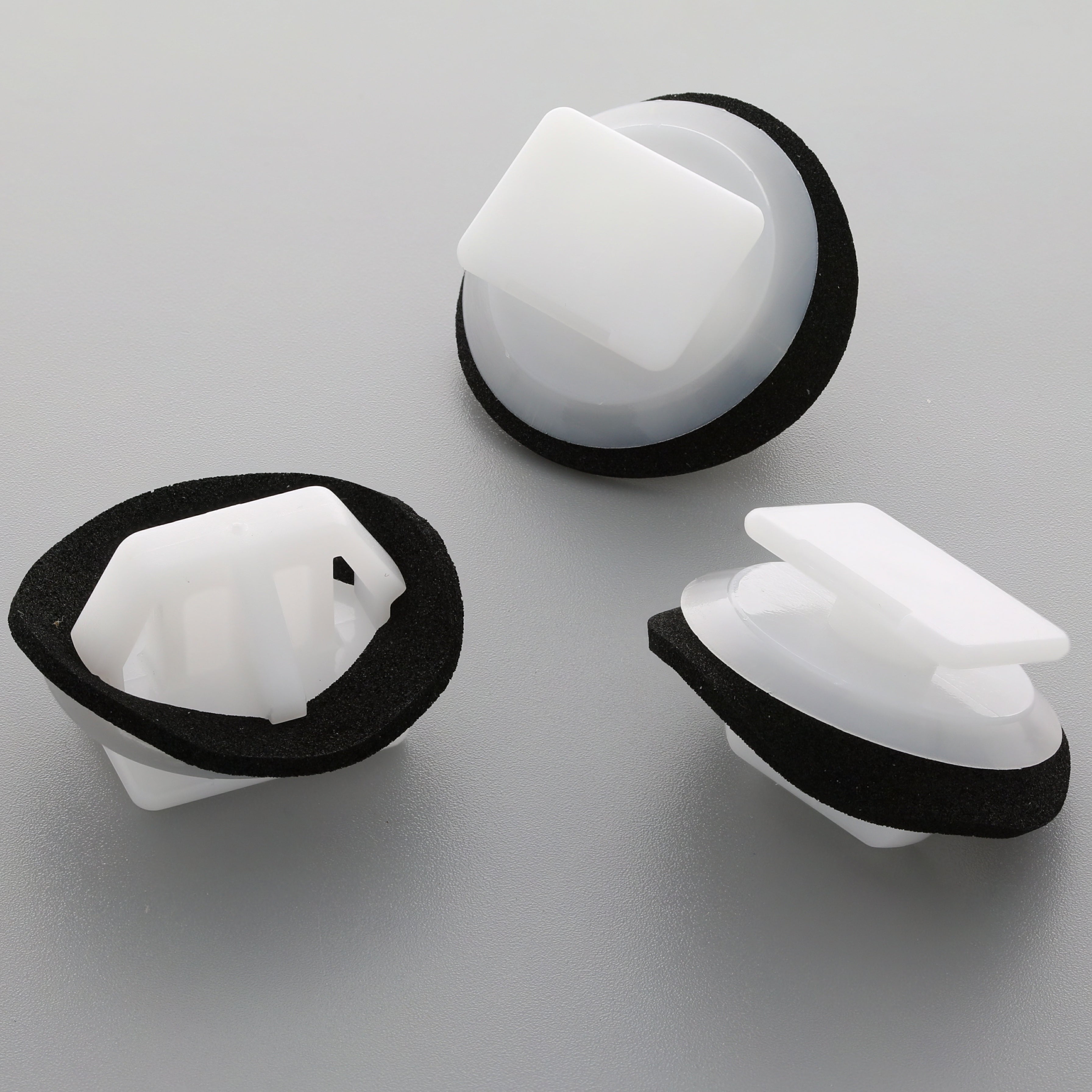 Skirt Moulding Clip, White with Washer