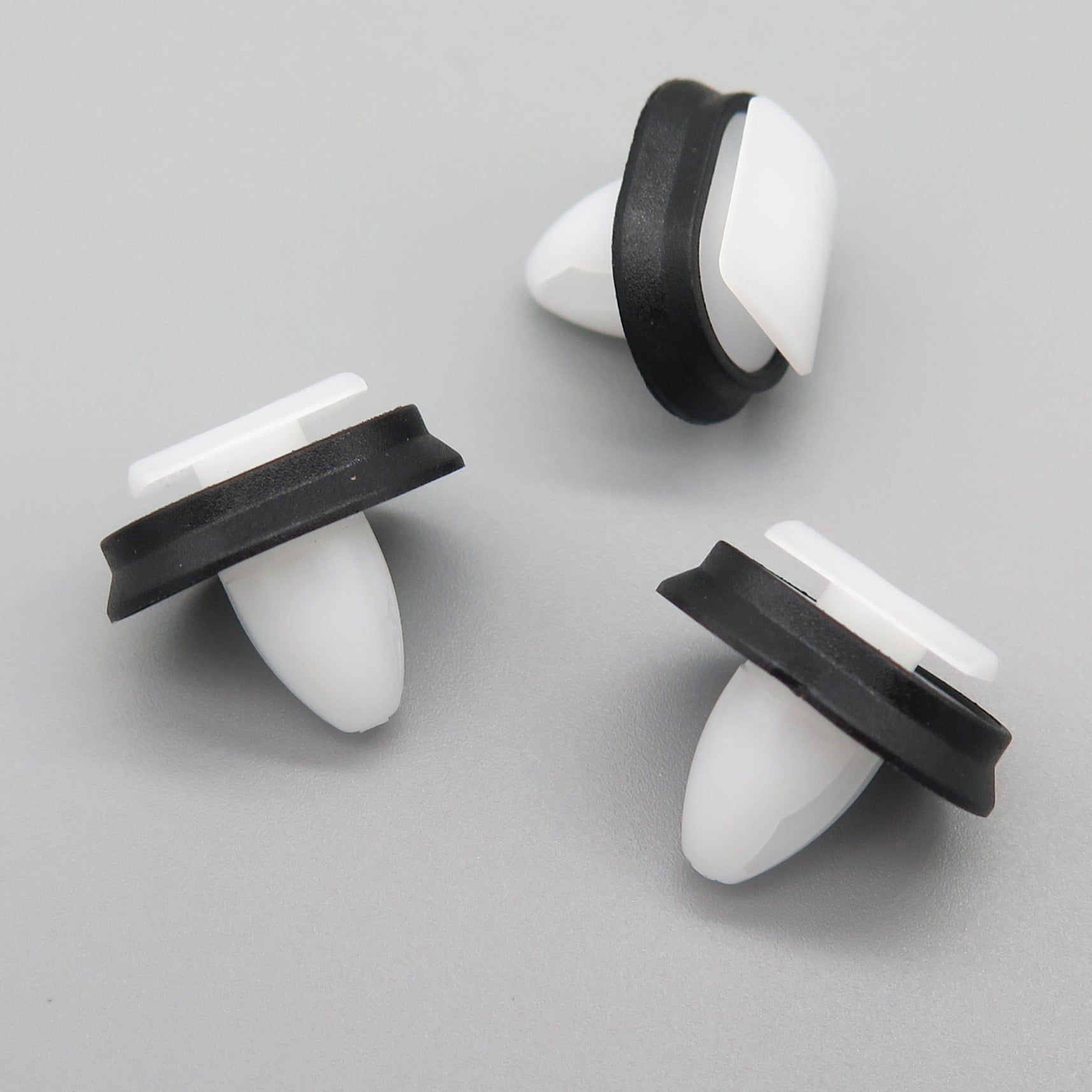 Exterior Moulding Clip, White with Integrated Rubber Seal