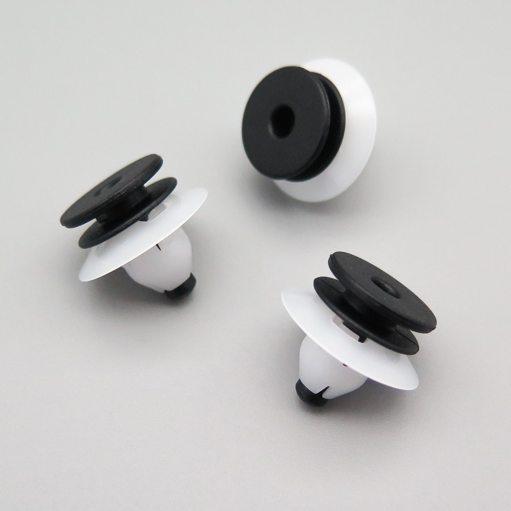 Plastic Fastener, Trim & Moulding Clip, Black and White